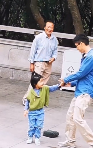 公共场合|大热天孩子躺在地上“玩手机”，路人议论纷纷，走近一看都乐了