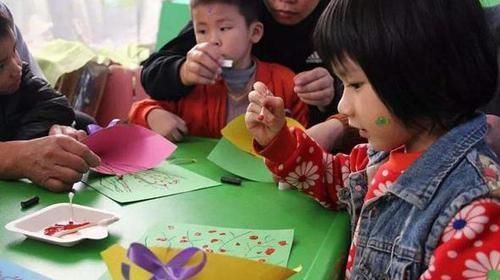 写字|女儿上幼儿园毛毯被偷,宝妈门口写字立牌,没有脏话却字字诛心