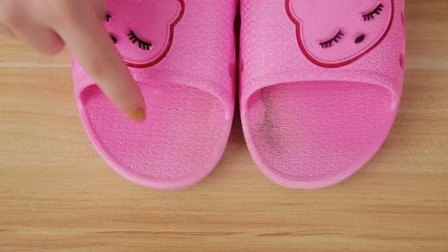 拖鞋脏了别用水洗,洗不干净,教您一招,再脏的拖鞋洗得干净如新