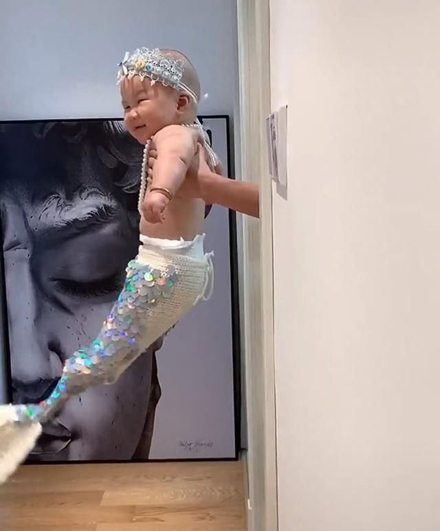 妈妈|妈妈将儿子打扮成“美人鱼”,珠光宝气的模样萌翻了,网友人工饲养的