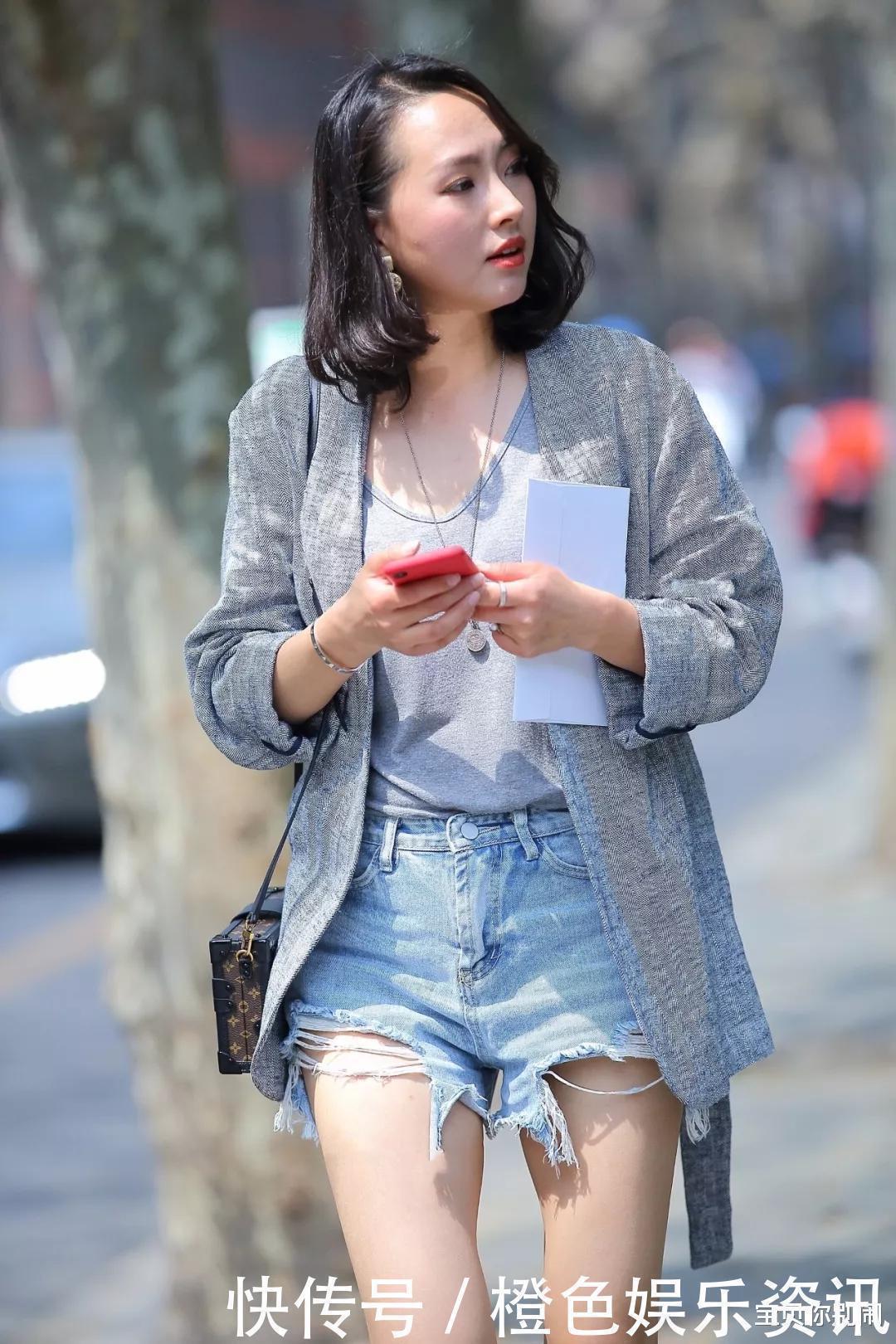 牛仔短裤|周末出门的时尚穿搭，小西装外套+牛仔短裤搭配，气质大方有个性