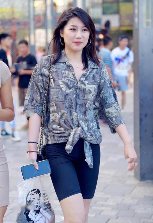 满满沙滩风格的衬衫，搭配黑色五分运动裤，这样的风格清新自在