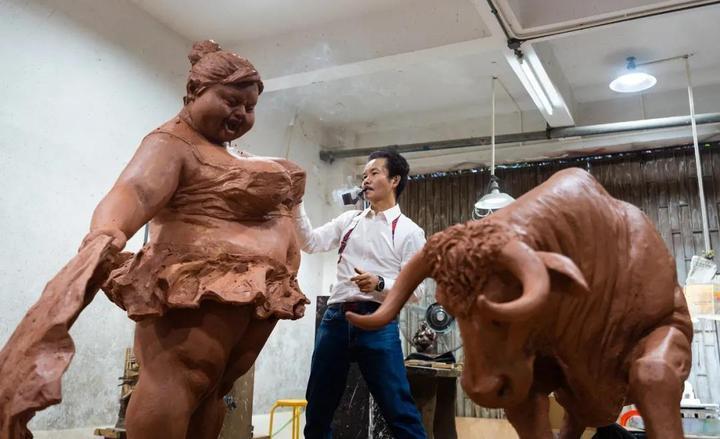 放大|“肥女斗牛”泥稿放大,为西班牙而作