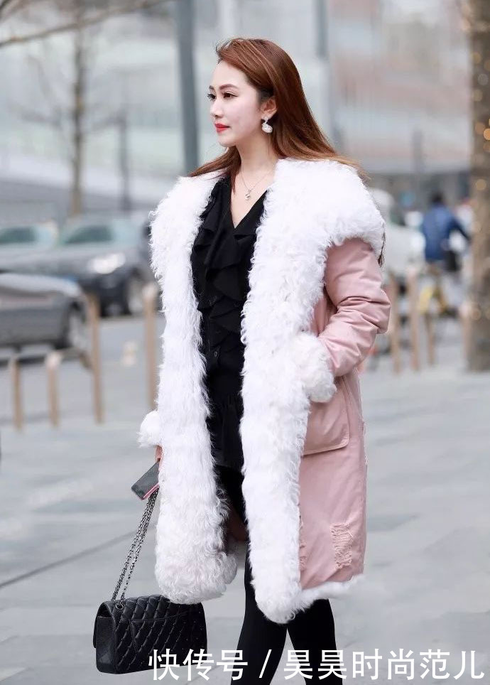 时尚|秋冬季的周末时尚穿搭,大毛领连帽棉服+连衣裙搭配,温暖有气质