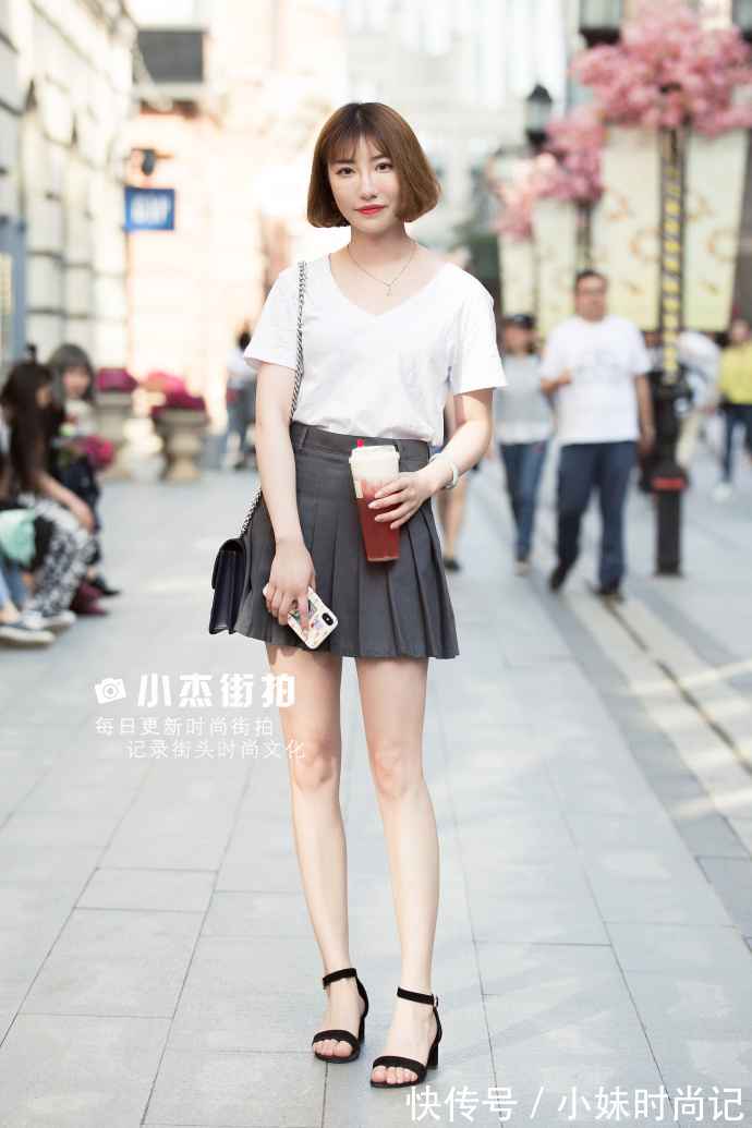 街拍|武汉街拍,白T恤搭配百褶裙,仙气十足让你回头率爆棚