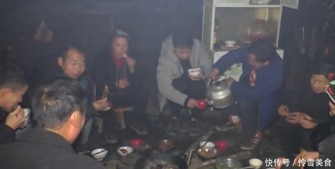 贵州农村人的年夜饭，吃饭不用桌子，看到酒壶整个人都“石化”了