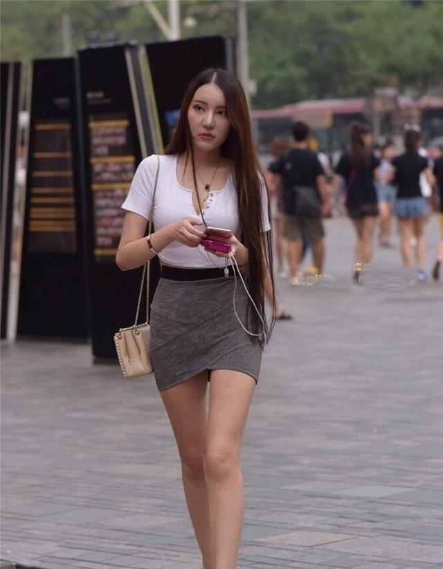 青春|时尚的姐姐牛仔衣搭牛仔短裤,脚踩马丁靴,充满青春的美丽