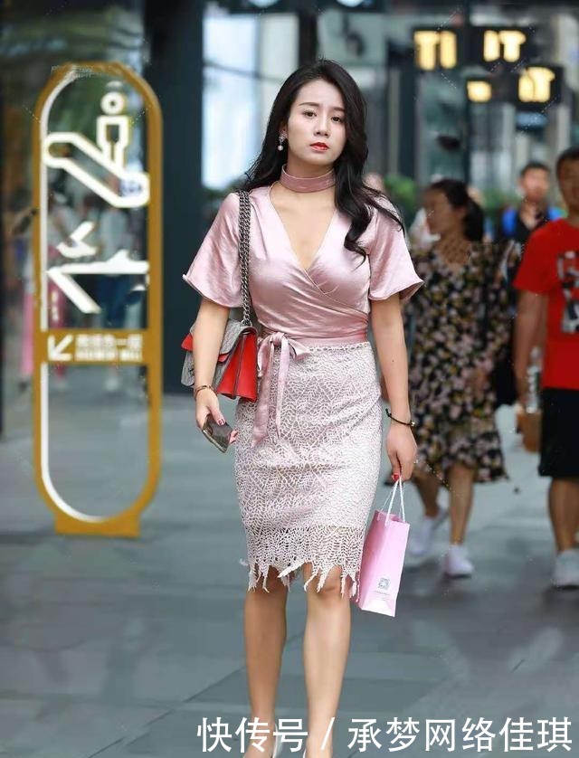 街头|“胯宽腿粗”怎么办?街头美女帮你解决问题,轻松秀出苗条身材