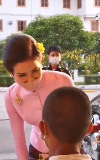 诗妮娜换新造型营业啦！穿粉衣太嫩了，耳边戴黄花更是少女感十足