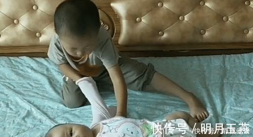 全网|4岁哥哥照顾妹妹起居火了,这大概是全网“混得最牛”的二胎