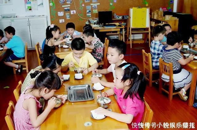 图书室|“一个月1500伙食费就吃这”,宝妈怒了,找幼儿园讨说法