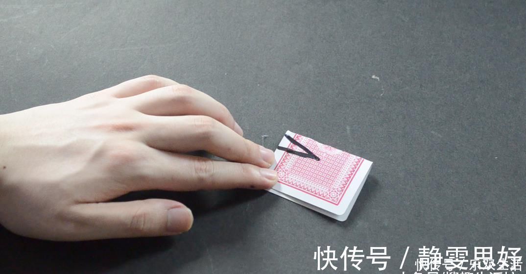 用处|用旧的扑克牌别再扔了, 剪几刀, 粘在厨房里超实用, 人人见了都夸好