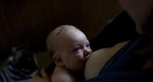 喝奶|宝宝半夜总被惊醒，只要醒来就要哭着喝奶才能再入睡，是怎么回事呢？