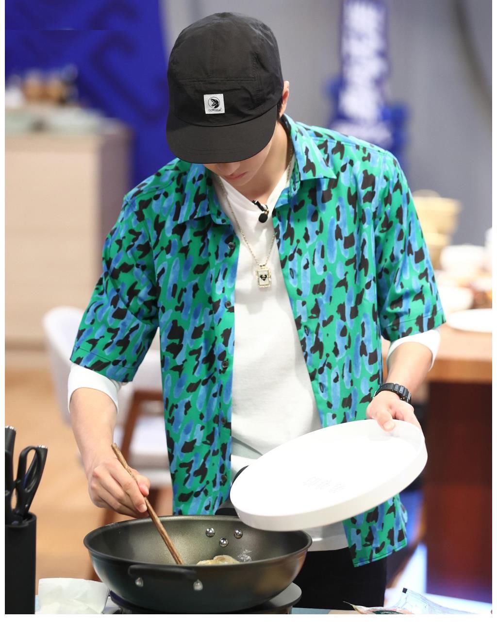 王一博|这街队长Battle做饭？张艺兴一人完成两道菜，韩庚为王一博做生日面