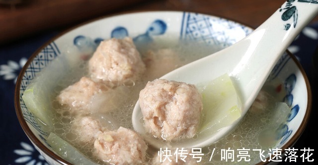 汆丸子好吃有诀窍，饭店大厨分享不外传秘方，汤鲜味美饱满多汁！