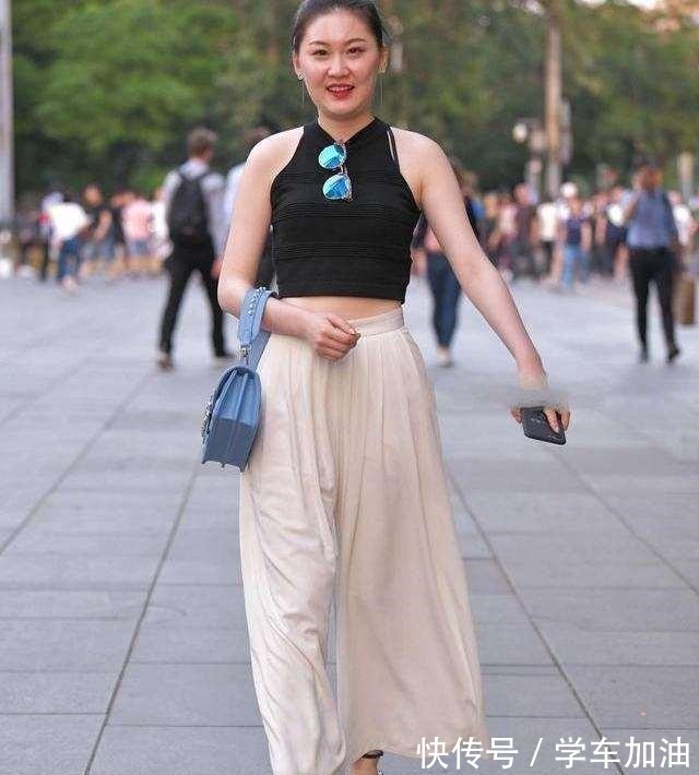 大长腿 白色打底裤搭配时尚黑色上衣,比较显身材的,显得高挑又精神!