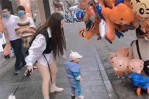 外甥|“最豪放小姨”溜娃火了一手拎娃简单粗暴,宝宝生无可恋克星