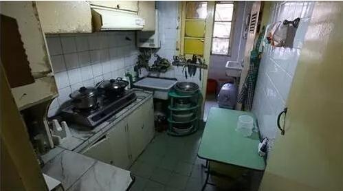 卫生间|60㎡老破屋一半住四代人一半存物，卫生间居然在厨房，狗窝变金窝