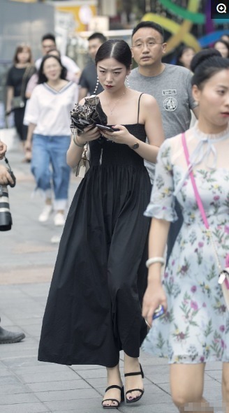 成熟女人喜欢黑色连衣裙,修身显瘦易搭配,轻松穿出精致感