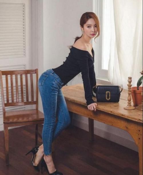 长袖衫|黑色V领长袖衫,小姐姐搭配紧身牛仔裤,穿出优雅性感魅力