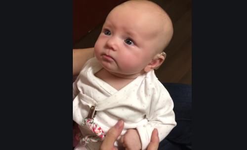 小宝宝|失聪宝宝戴上助听器的瞬间,表情五味杂陈,网友跟着一起哭了