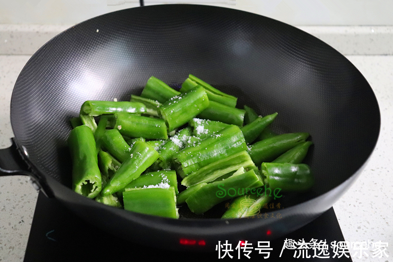 问了大厨才知道,虎皮尖椒多加一味料,外脆内软,鲜香麻辣