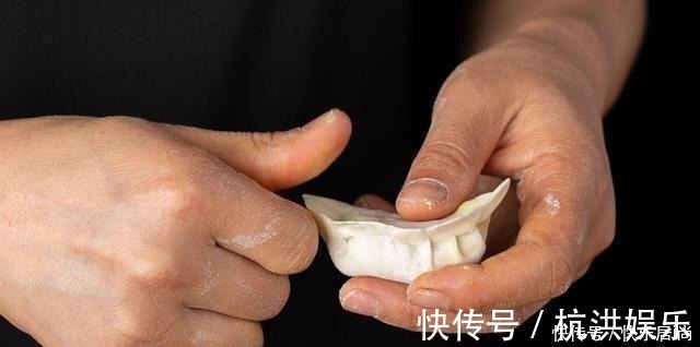 开水|煮速冻饺子时，最怕开水下锅，牢记3个技巧，饺子不破皮不露馅