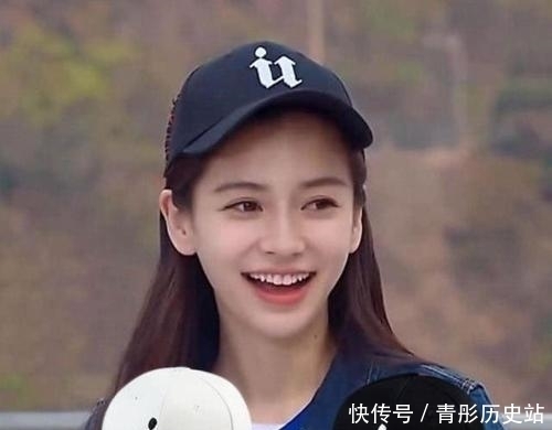 蔡徐坤 “跑男”在三亚录节目,别的嘉宾穿得很清爽,就蔡徐坤穿羽绒服