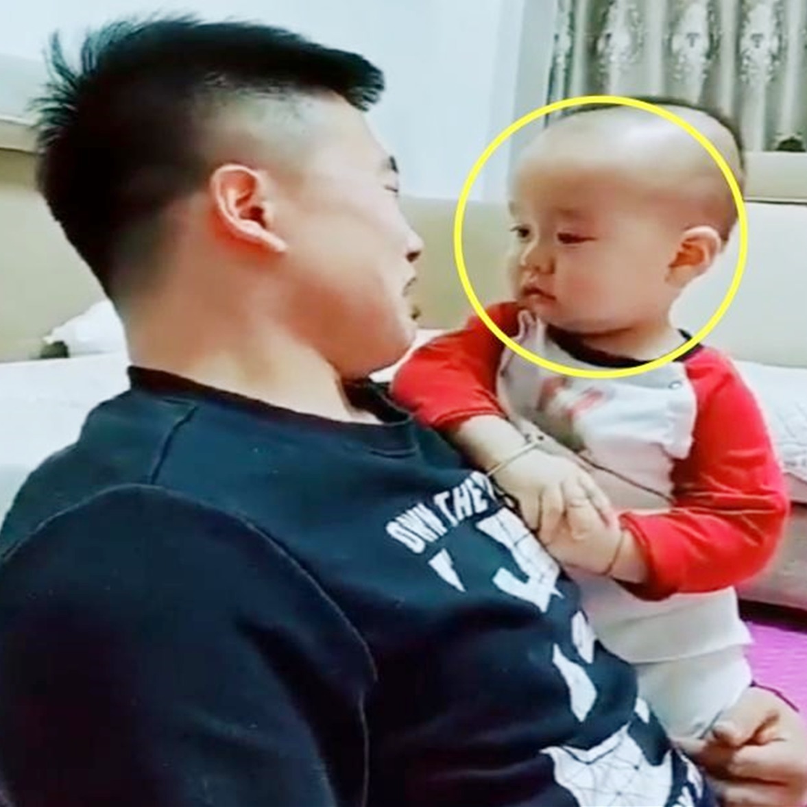 告状|爸爸装哭向宝宝告状说被妈妈打疼了,两人抱头痛哭,宝妈:两戏精