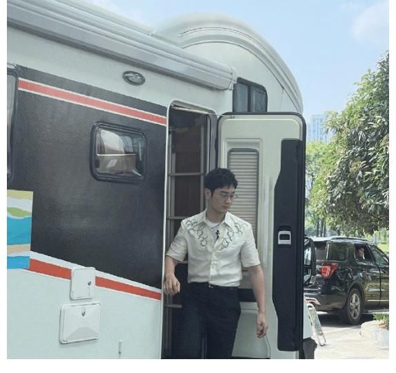 丁真|黃曉明開拍中餐廳5！新造型清爽帥氣，連腰身比例也好絕