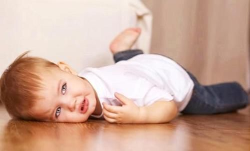 孩子|宝宝掉床后，聪明的家长决不立马抱起来，把握“黄金十秒”很关键
