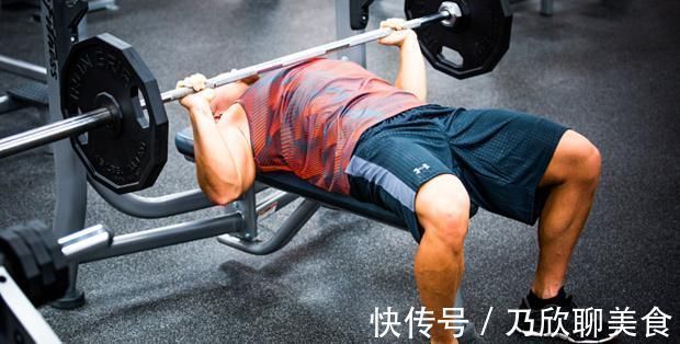 平板凳|不要把卧推练歪了这样练卧推才能把胸肌真正练大