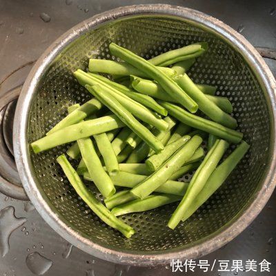学会这样做干煸土豆豆角秒变大厨