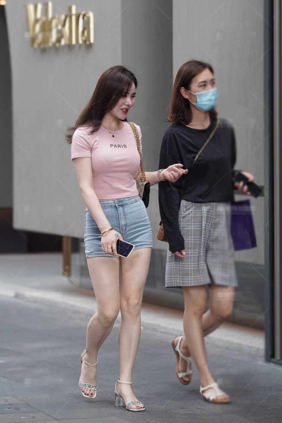 印花连衣裙|印花连衣裙搭配铆钉凉拖鞋，这样穿清爽凉快又惹眼好看