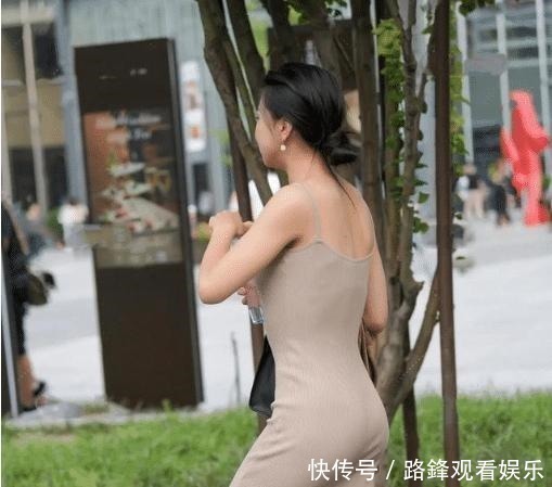 微胖妹子的休闲装,吊带搭配牛仔裤,轻松展现清纯魅力