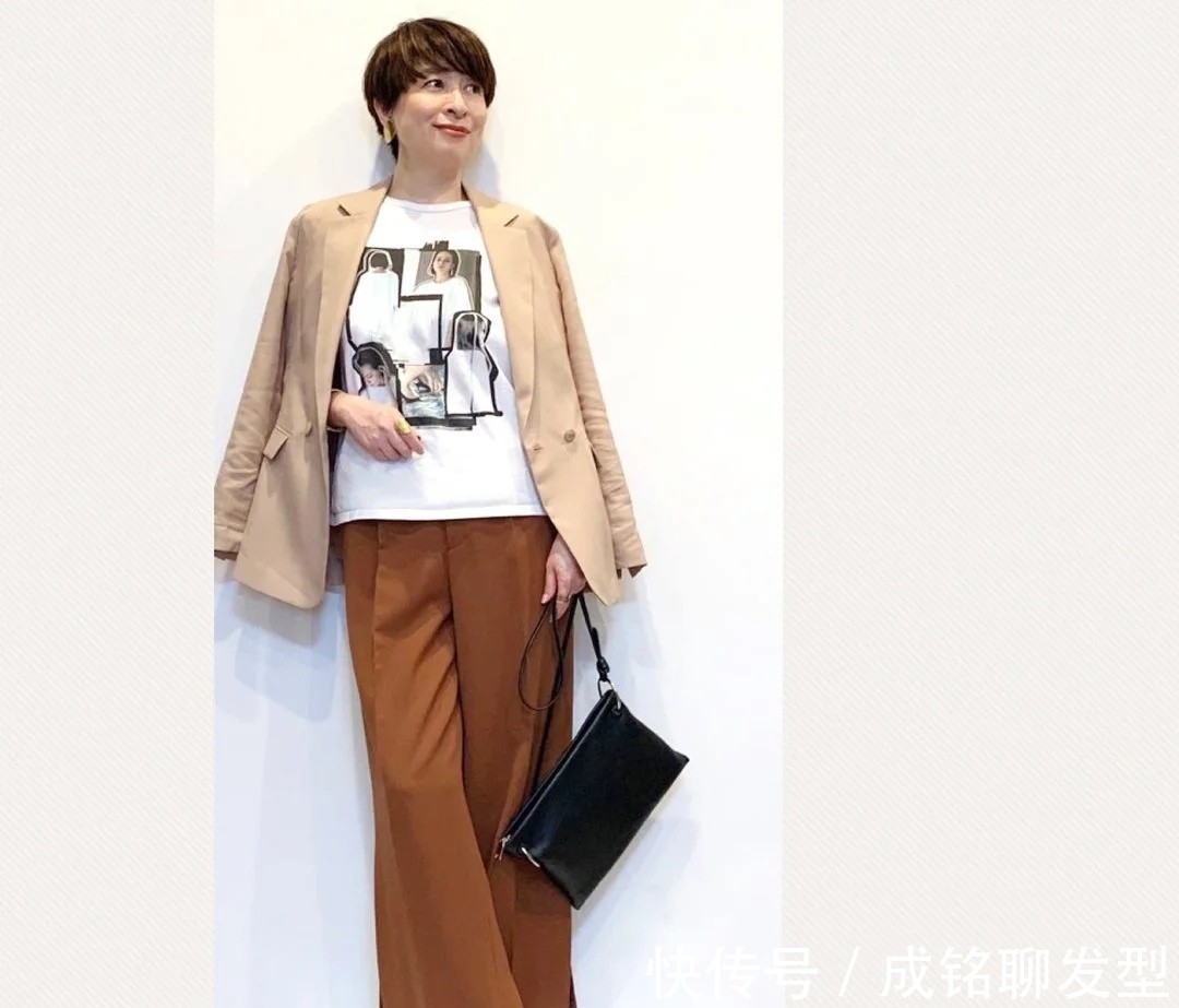 装嫩|这才是50岁妈妈该有的装扮,自然优雅不装嫩,满满都是高级感