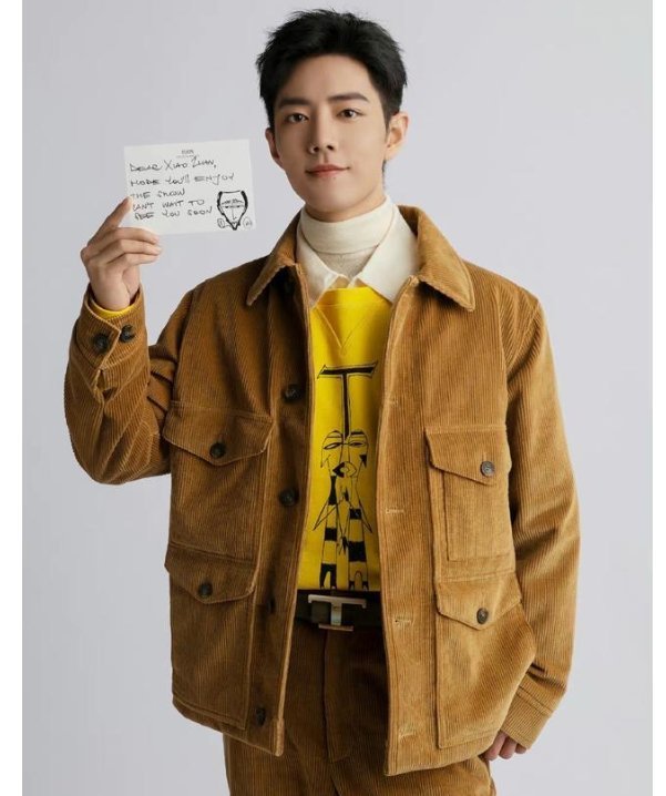 直播|肖戰“坐看秀”直播:手拿漫畫拍照,穿一身黃色展示新裝