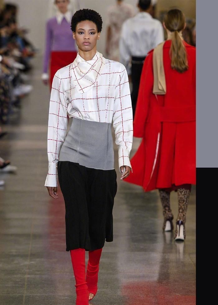 女人过了40岁，都该拥有一条“铅笔裙”，学会这样穿优雅又时髦