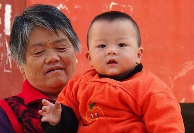 外孙女|外婆怕外孙女太热,把纸尿裤剪成“乞丐装”,网友求大量生产