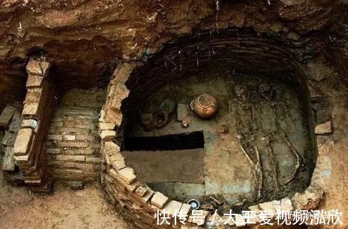 内蒙&内蒙出土清朝古墓,发现一身着龙袍百年不腐的女尸,这是谁