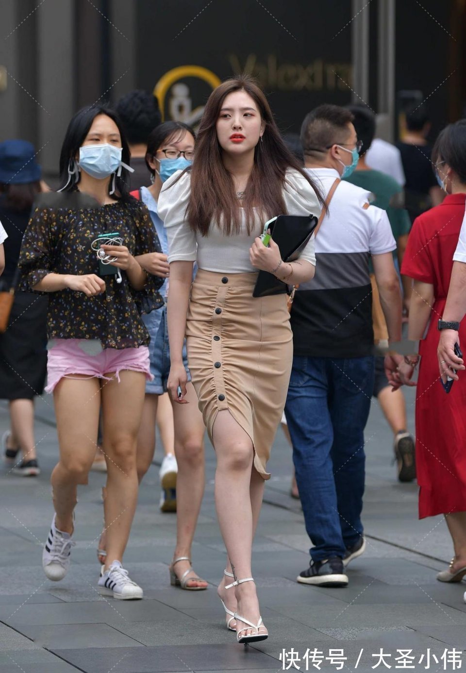 美女|美女街拍:白皙饱满的气质美人,一眼就难以忘怀!下班一起去吃个饭吧