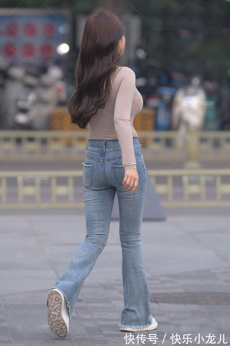 裤管 打底衫是女生初秋必搭的款,配牛仔喇叭裤,简约修身又美丽洋气