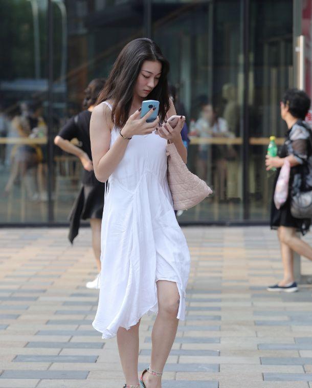 街拍：薄纱布料连衣裙搭配粉色大包，待字闺中仙气飘飘