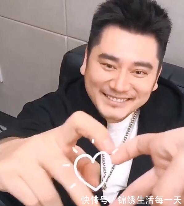 比心|《天天向上》收工,四兄弟摆同款比心手势,轮到王一博画风就变了