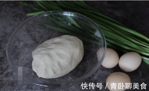 热腾腾的蒸饺，分分钟就搞定，这样和面又薄又筋道，上桌准吃光