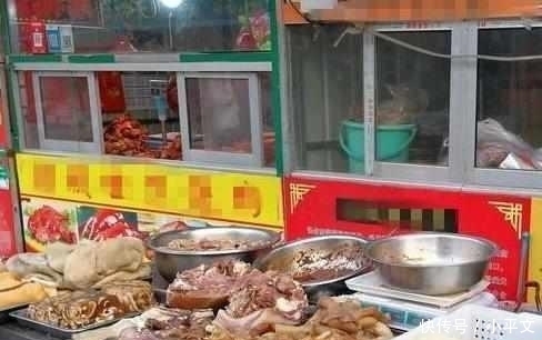 全是|大伯卖“良心牛肉”,30一斤,顾客抢着买,邻摊:买的全是傻子