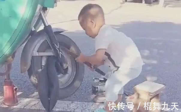 宝宝|“修车工宝宝”专业补胎火了，果然穿尿不湿的都了不起！