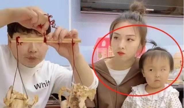 陪伴|宝爸“公平分鸡”走红，最后只留给女儿鸡骨架，网友：同情闺女