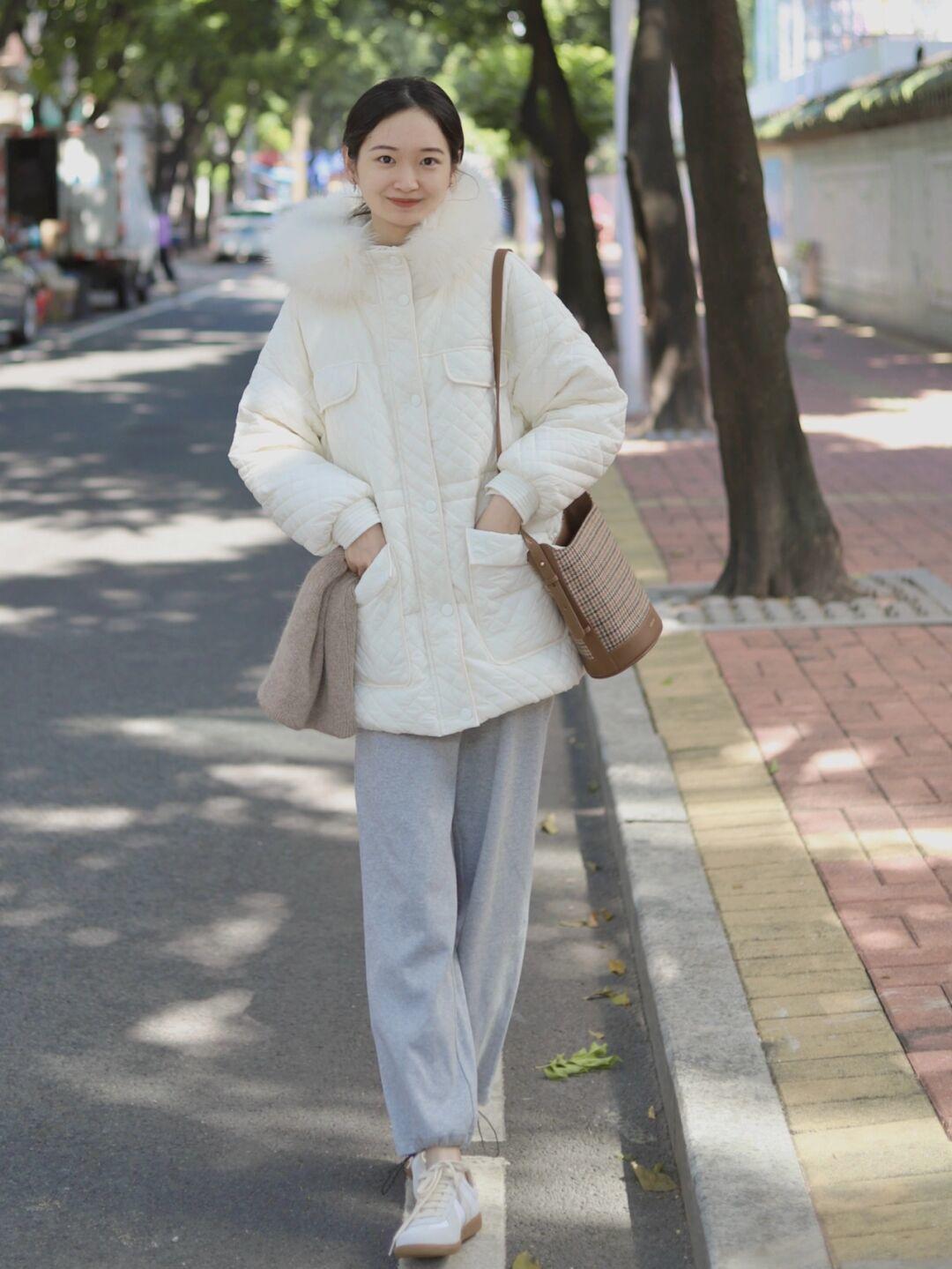 牛仔裤 普通女生也能够穿出时尚感,浅紫色短款羽绒服+怀旧感牛仔裤,干净又整洁!