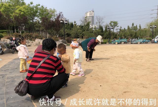 三胞胎|爸爸接孩子放学迟到了,女儿们一脸气愤,门卫大爷都憋不住笑了